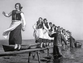 Mieszkanki Kaszub w strojach regionalnych podczas uroczystości rocznicowych zaślubin Polski z morzem, Puck, luty 1938 r.