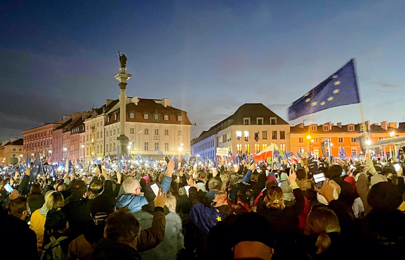 Demonstracja w Warszawie przeciw wyprowadzaniu Polski z Unii Europejskiej.