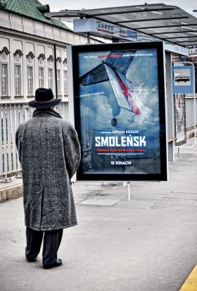 Plakat filmu „Smoleńsk” na jednym z warszawskich przystanków