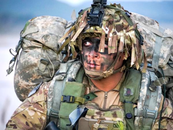 Fort Cavazos, Teksas, USA. Żołnierz 1. Dywizji Kawalerii podczas ćwiczeń. Zdjęcie z 3 listopada 2023 r.