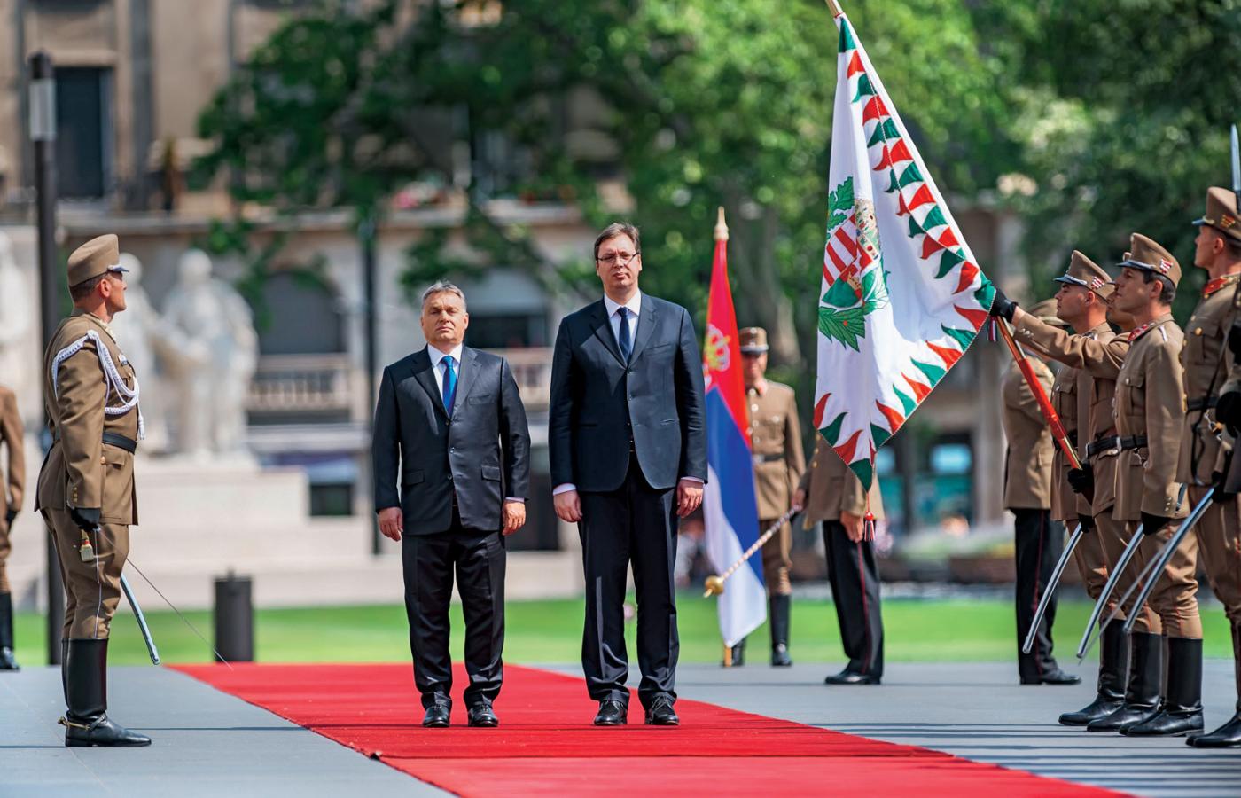 Premierzy Węgier i Serbii, Orbán i Vucić, promują w Europie Środkowej rosyjski model polityczny.