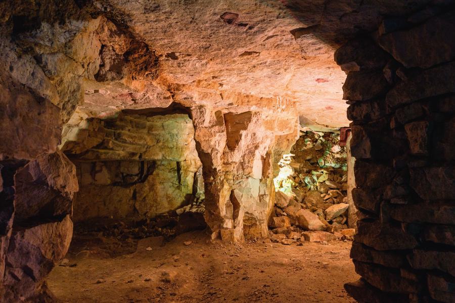 Neolityczna kopalnia krzemienia pasiastego w Krzemionkach Opatowskich. Wydobycie zaczęto tu 6 tys. lat temu. Trwało ponad 2 tys. lat.