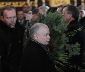 Prezes PiS w łódzkiej katedrze podczas pogrzebu Marka Rosiaka, zasłaniany przez działaczy PiS przed prezydentem Bronisławem Komorowskim