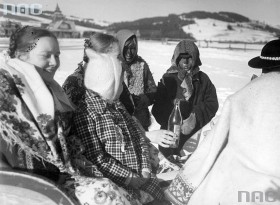 Na ślub i wesele trzeba dotrzeć. Orszak weselny musi złożyć okup „Belzebubom”, czyli dwóm wysmarowanym sadzą chłopcom. Koniec lat 30. XX wieku na Podhalu.