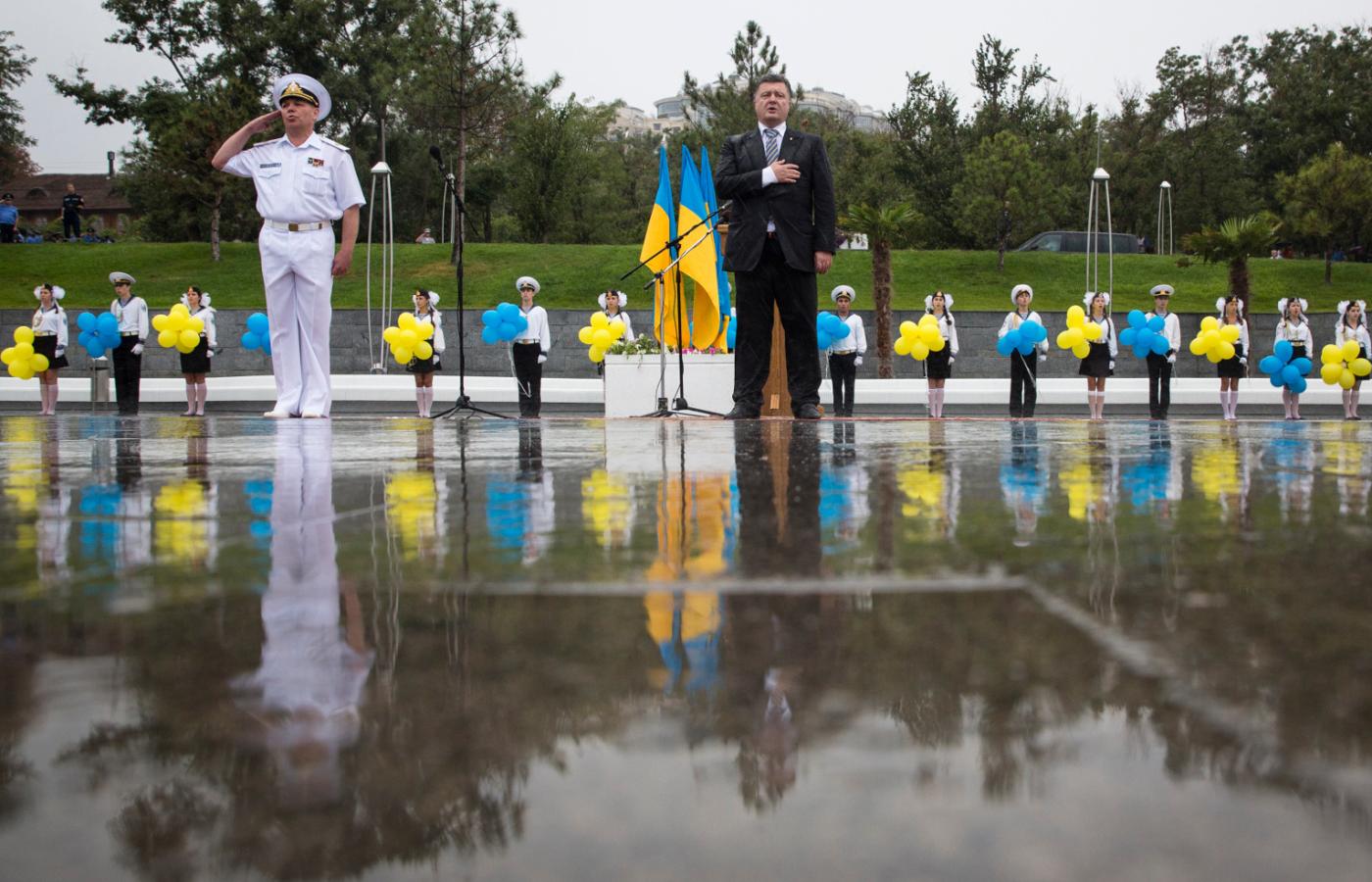 Prezydent Ukrainy Petro Poroszenko słucha hymnu narodowego podczas obchodów Dnia Niepodległości w Odessie, 24 sierpnia 2014