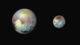 Na zdjęciu również Pluton i Charon. „Zbliżenie się do Plutona i jego księżyców sondy New Horizons stanowi zwieńczenie 50 lat badań nad planetami przez NASA” – ogłosił Charles Bolden, administrator agencji kosmicznej.