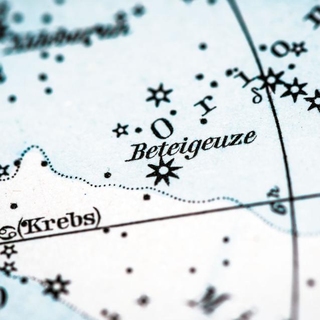 Dawny niemiecki atlas nieba pokazuje położenie gwiazdy Betelgezy.