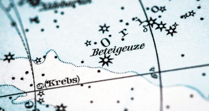 Dawny niemiecki atlas nieba pokazuje położenie gwiazdy Betelgezy.