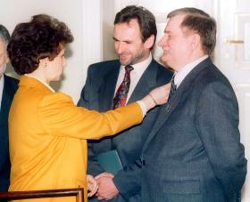 Prezydentowa i prezydent, a w środku Mieczysław Wachowski. Belweder, lipiec 1992.