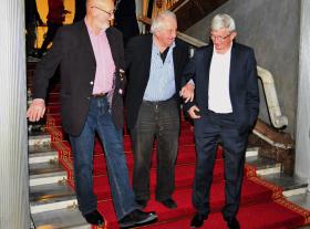 Z cyklu: „Kupą, mości panowie!”, cytując imć Zagłobę. Od lewej: dziennikarze Marek Przybylik i Jerzy Iwaszkiewicz oraz Zbigniew Benbenek, właściciel holdingu ZPR.