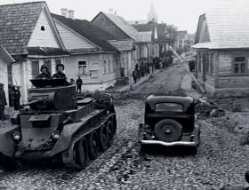 Czołg Armii Czerwonej na ulicy Rakowa w woj. wileńskim, wrzesień 1939 r.