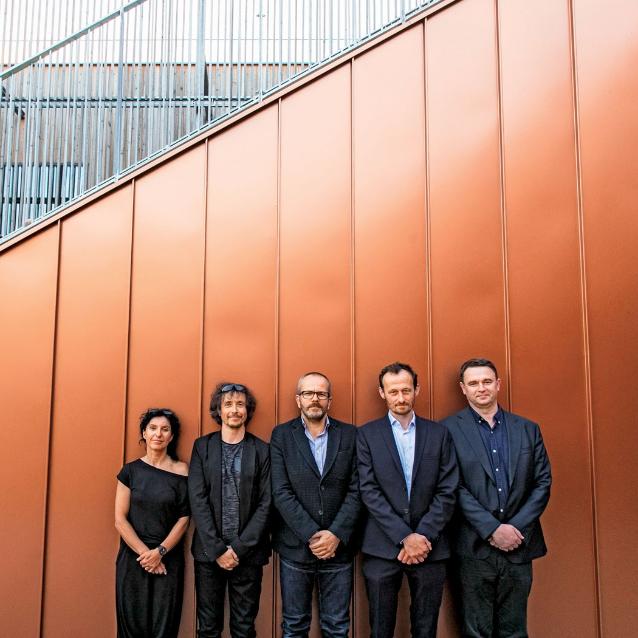 Od lewej: Joanna Małecka, Wojciech Małecki (Małeccy Biuro Projektowe), Rafał Zelent, Michał Leszczyński i Krzysztof Mycielski (Grupa 5 Architekci), nagrodzeni za projekt nowej siedziby Wydziału Radia i Telewizji Uniwersytetu Śląskiego.