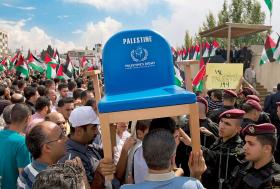 Demonstracja w Ramallah – krzesło symbolizujące miejsce dla Palestyny w ONZ.
