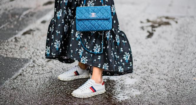 Sneakersy coraz częściej stają się fetyszem dandysów i zwolenników wytwornej elegancji.