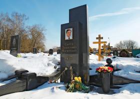 Grób prawnika Siergieja Magnitzkiego na moskiewskim cmentarzu.
