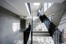 Na szczęście nie odstręcza, raczej intryguje i zachęca, by zajrzeć do środka.