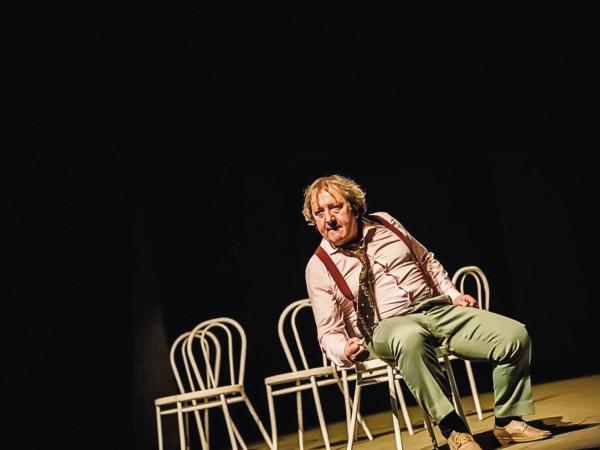 Mariusz Benoit w roli horodniczego w „Rewizorze”.