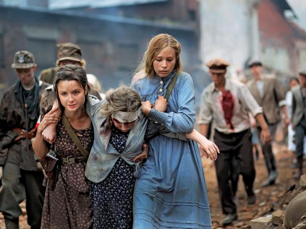 Kama (Anna Próchniak) i Biedronka (Zofia Wichłacz) rywalizują, ale też współdziałają.