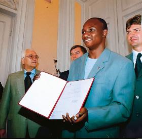 Emmanuel Olisadebe, Polak od 2000 r., po zakończeniu kariery piłkarskiej wrócił do Nigerii.
