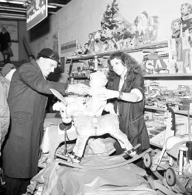 Rodzice muszą „dostać” to, co ma być pod choinką. Malbork, 1971 r.