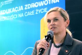 Barbara Nowacka przekonuje, że szkoła musi uczyć o zdrowiu i emocjach. Krytycy oskarżają ją o „seksualizację dzieci”.