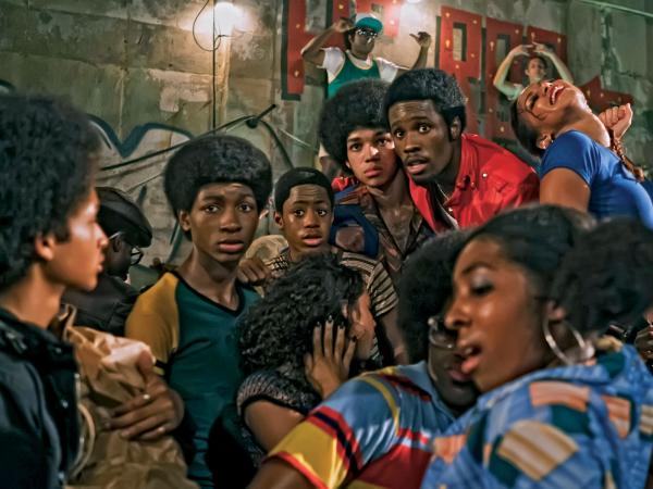 W czerwieni Shameik Moore (Shaolin Fantastic), obok Justine Smith (Ezekiel Figuero)