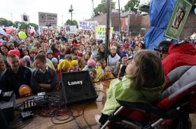 Madzia jako mały wielki człowiek, wysłanniczka Boga na ziemi albo wręcz żyjąca święta, błyskawicznie stała się katolicką celebrytką.