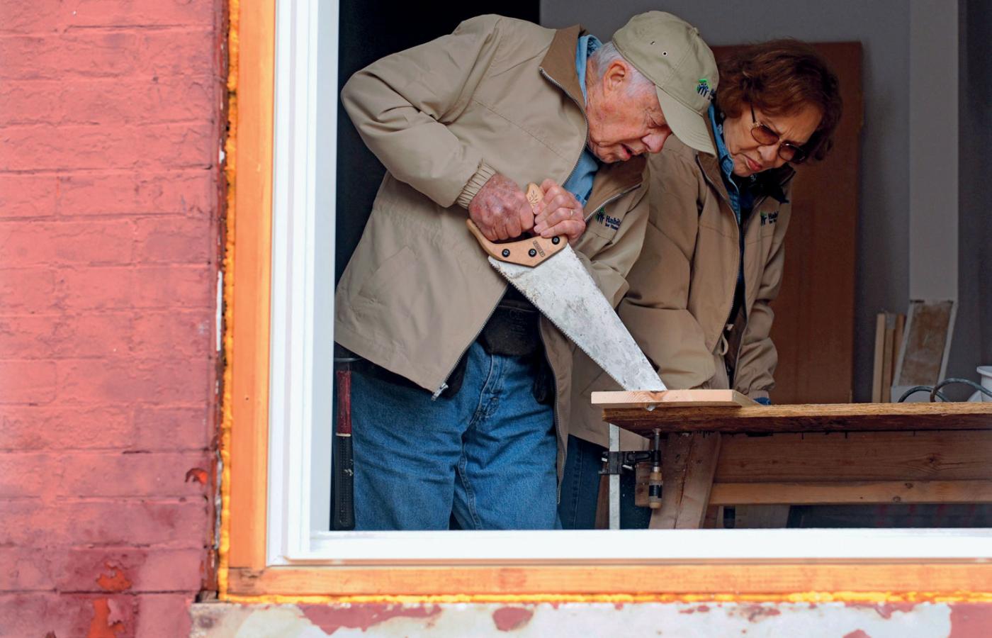 Jimmy i Rosalynn Carter podczas budowy domu dla najuboższych w ramach organizacji Habitat for Humanity, Baltimore, 2010 r.