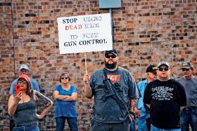 „Przestańcie wykorzystywać martwe dzieci do wzmocnienia kontroli nad dostępem do broni” – kontrmanifestacja przeciwników ograniczeń, Killeen, Teksas.