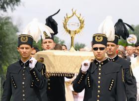 Likwidacja Komisji Majątkowej, brak premiera na beatyfikacji papieża w Watykanie, dyskusja o finansowaniu Kościoła, względny sukces Ruchu Palikota w wyborach, próba usunięcia krzyża z sali sejmowej wywoływały dyskusję pod hasłem: czy Polska się laicyzuje?