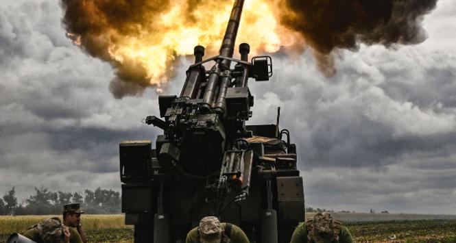 Region Donbasu, ukraińscy żołnierze strzelają z francuskiego działa samobieżnego Cezar kalibru 155 mm.