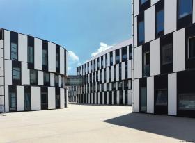 Te dwa pociągłe budynki zostały zaprojektowane przez japońskiego architekta Hitoshe Abe. Ich fasada składa się z dwóch cienkich, nakładających się na siebie warstw w kolorach czerni i bieli, a inspiracją do jej powstania było francuskie ciastko French Millefeuille. Niewielkie odległości między obiektami stworzyły przestrzeń do studenckich spotkań i stanowią przedsionek dla zlokalizowanych w budynku wydziałów. Poza salami wykładowymi w budynkach znajdują się m.in. trzy sale gimnastyczne i  centrum medyczne.