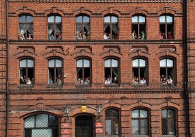 Pracownicy w oknach Urzędu Miasta.Na co dzień spotykają mieszkańców dwu światów: Żyrardowa osiedli robotniczych oraz Żyrardowa loftów powstających na miejscu upadłych fabryk.