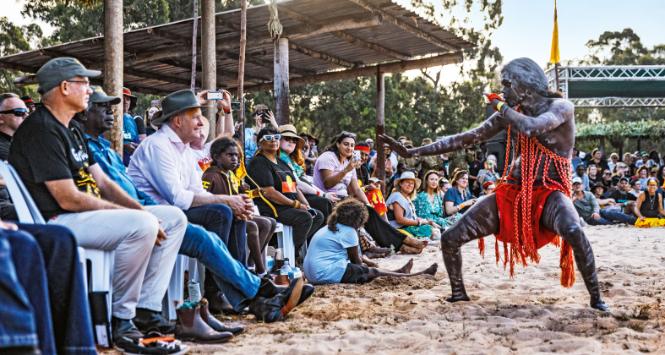 Garma Festival, na którym Aborygeni prezentują swoje tańce, sztukę i kuchnie. W pierwszym rzędzie premier Anthony Albanese.