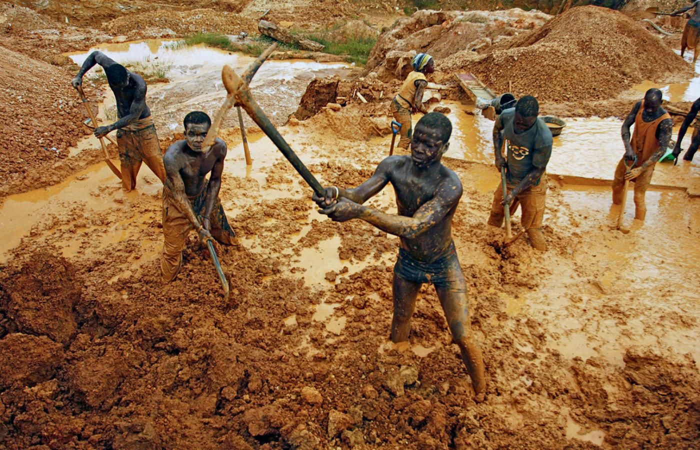 Dzika kopalnia złota w miejscowości Dunkwa w Ghanie – zdjęcie z lutego 2011 r.