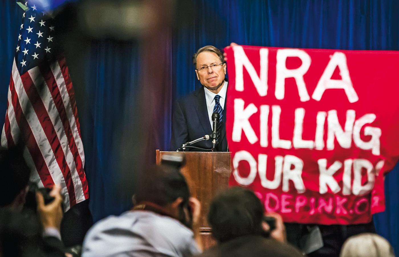 „NRA zabija nasze dzieci” - głosi hasło. Z tyłu szef NRA (Narodowego Stowarzyszenia Strzeleckiego) Wayne La Pierre.