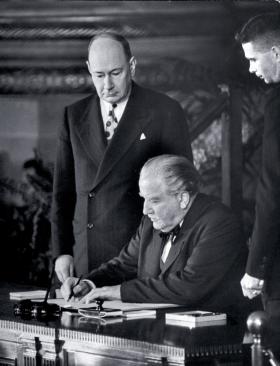 Minister spraw zagranicznych Joseph Bech podpisuje traktat powołujący NATO, 1949 r.