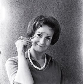 Wisława Szymborska pojawia się w książce jako
„autor peanów na cześć ludobójcy” Stalina.