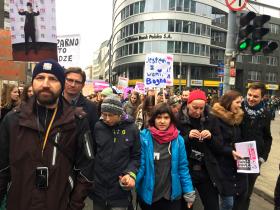 Czoło manifestacji na skrzyżowaniu Kruczej i Hożej.