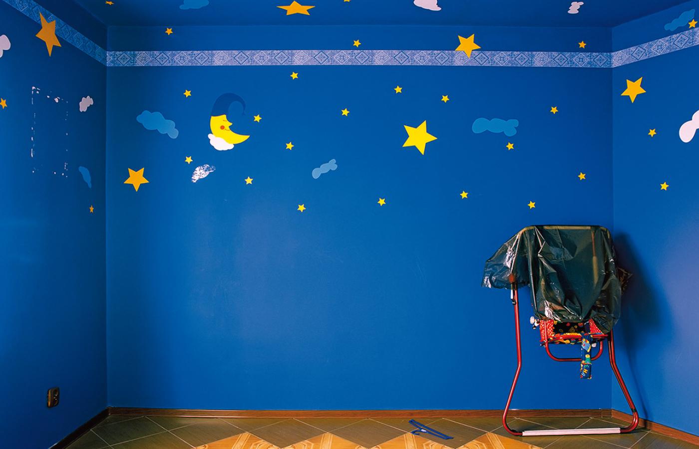 Marcin Przebieracz lubił kolor niebieski. Na taki właśnie wymalował pokój. Dokleił chmurki, gwiazdki oraz księżyc.