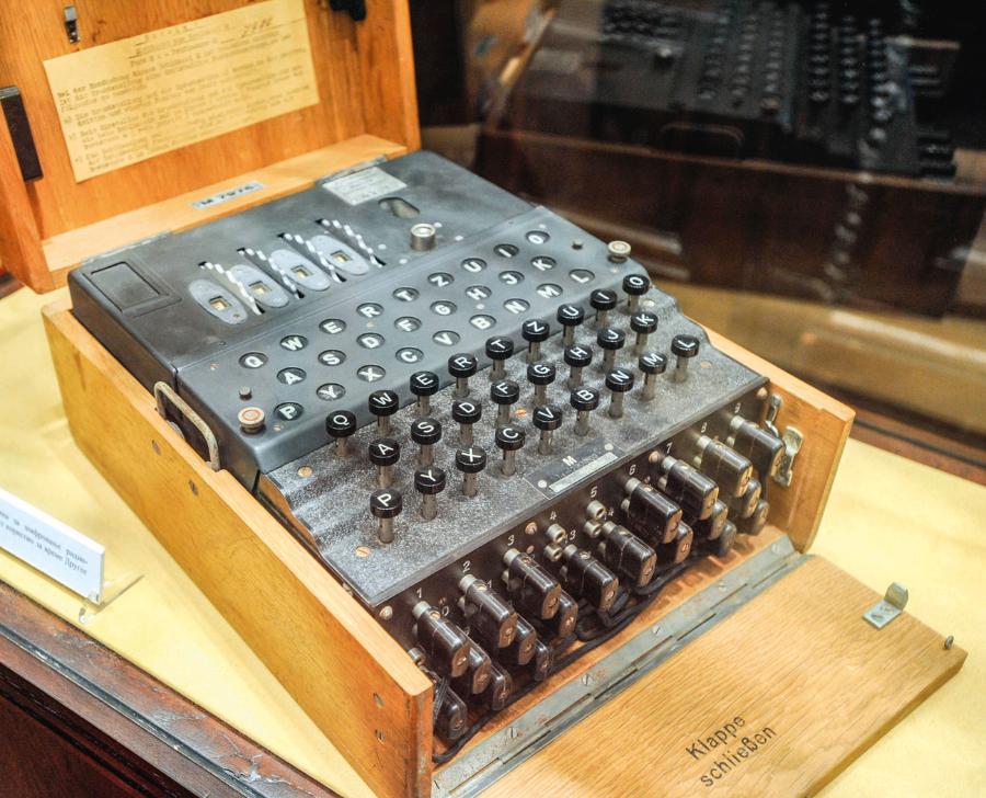 Najsłynniejszą maszyną szyfrującą jest Enigma, używana przez Niemców podczas II wojny światowej.