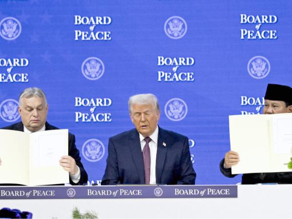 Powołanie Rady Pokoju podczas Światowego Forum Ekonomicznego w Davos. Na zdjęciu od lewej Viktor Orbán, Donald Trump oraz prezydent Indonezji Prabowo Subianto, 22 stycznia 2026 r.