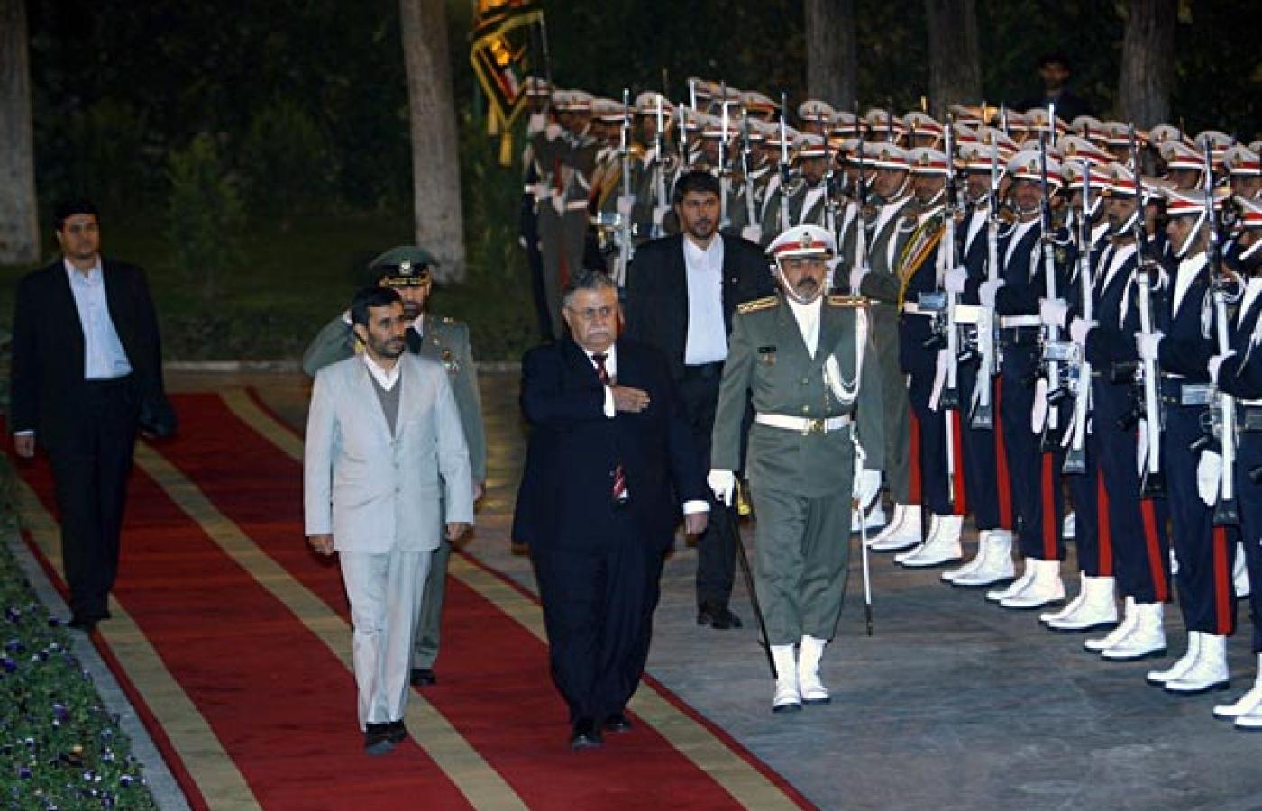 Prezydent Iraku Jalal Talabani (drugi z lewej) i Iranu Mahmoud Ahmadinedżad na czerwonym dywanie. Fot. Mohammad Kheirkhah / UPI / BEW