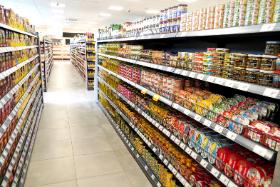 Miłosierdzie biednym okazują znane sieci sklepów spożywczych, które mają nadwyżki lub końcówki przydatności. Zdarza się i dobre serce.