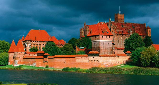 Zamek w Malborku, siedziba wielkiego mistrza krzyżackiego od 1309 r. do 1457 r. Wygląd wszystkich przedstawionych w tym rozdziale budowli – obecny.