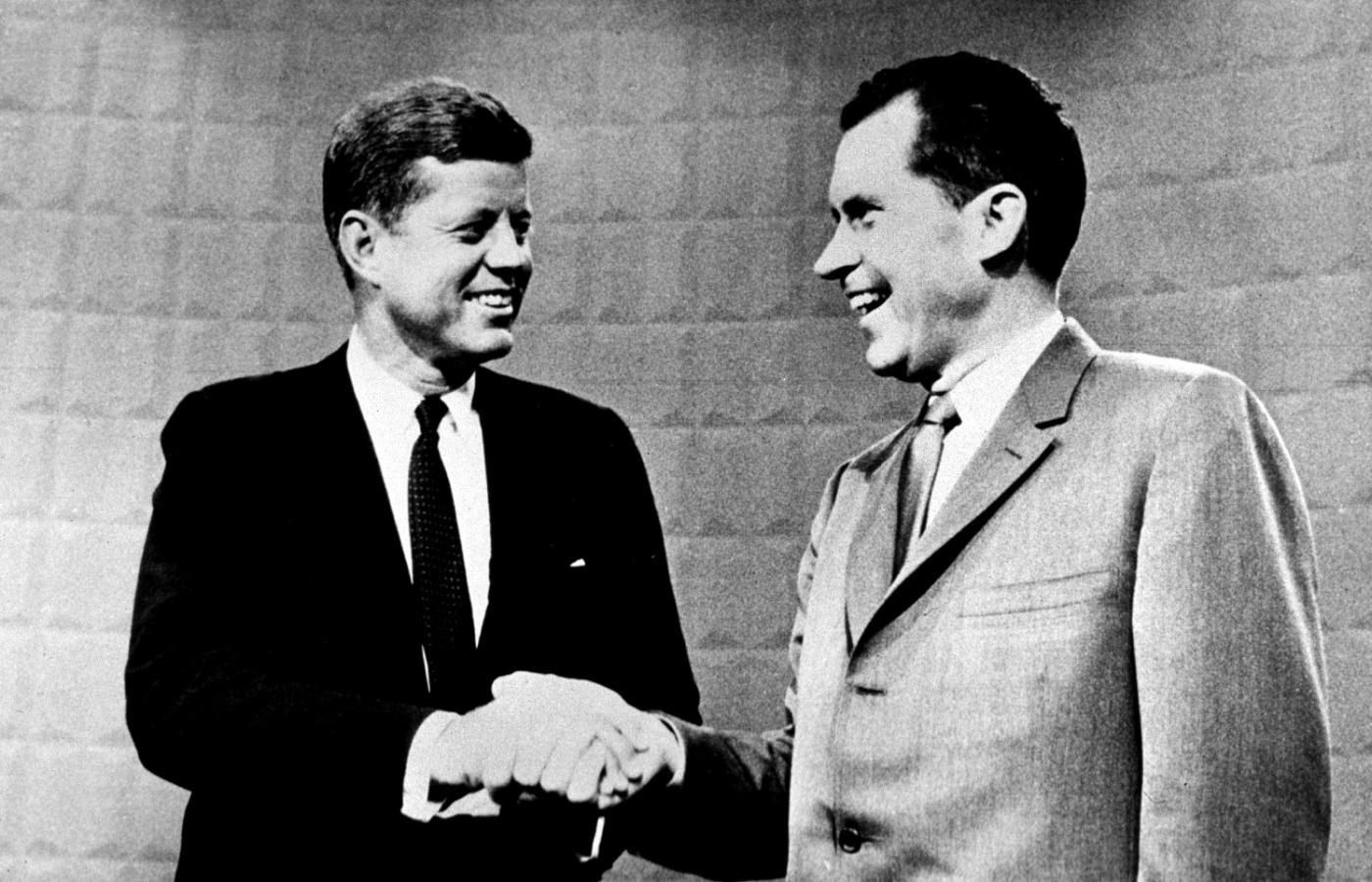 John F. Kennedy i Richard Nixon przed telewizyjną debatą w 1960 r.