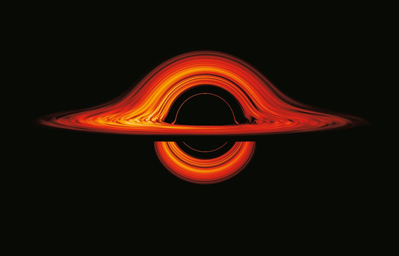 Wizualizacja dysku akrecyjnego otaczającego czarną dziurę autorstwa Jeremy’ego Schnittmana z NASA’s Goddard Space Center. Bardzo podobną wizualizację w filmie Christophera Nolana „Interstellar” przedstawił noblista Kip Thorne.