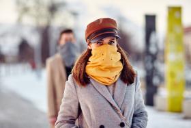 Trójka wrocławian (założyciele spółki Lekko) wytwarza chusty Lekkowear, które chronią przed smogiem.