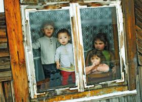 Romska chałupa w Czarnej Górze koło Bukowiny Tatrzańskiej. W Polsce mieszka od 17 tys. do 40 tys. Romów. Żyją głównie na południu kraju. Dzieci romskie na ogół nie są posyłane do szkoły.