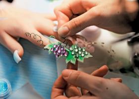 Ruchomy bon w wysokości 2,3 tys. zł, panie mogą przeznaczyć na naprawę czegoś, co według nich dyskwalifikuje je wizerunkowo w oczach własnych i innych.